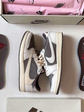？Travis Scott x Air Jordan 1 Retro Low OG 'Reverse